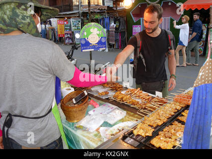 Tourist acquisto di cibo di strada dal fornitore con 'alimenti puliti, buon gusto" segno, Pai, Chiang Mai, Thailandia. No signor o PR Foto Stock