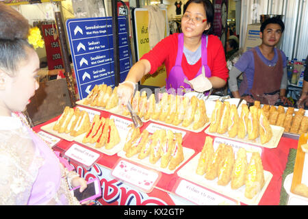 Ragazza acquisto fritte panini dal cibo stallo, Chiang Mai, Thailandia. No signor o PR Foto Stock