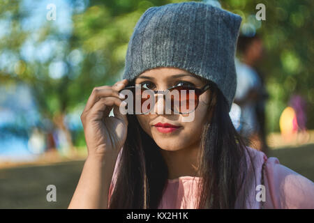 Close up girl indossando occhiali da sole. Foto Stock