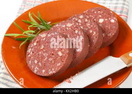 Le fette di salsiccia di sangue (budino nero) sulla piastra Foto Stock