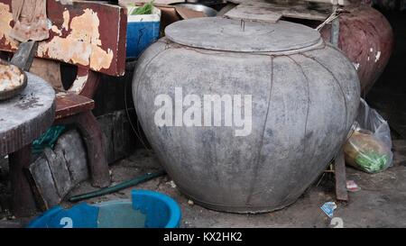 Antica Brocca Takeo Cambogia area di mercato Foto Stock