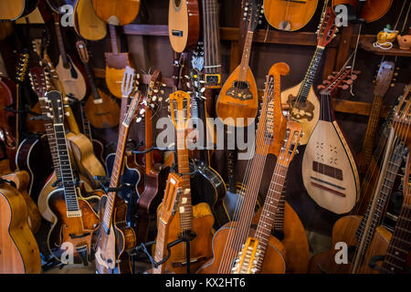 Strumenti musicali shop in caldo arancione e marrone Foto Stock