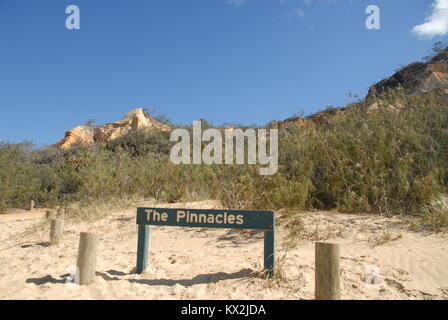 I pinnacoli e il cartello in legno su Fraser Island, in Australia Foto Stock