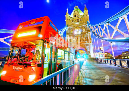 London, Regno Unito - 4 Febbraio 2017: vista del Tower Bridge con tour bus passando per la notte a Londra il 4 febbraio 2017. Foto Stock