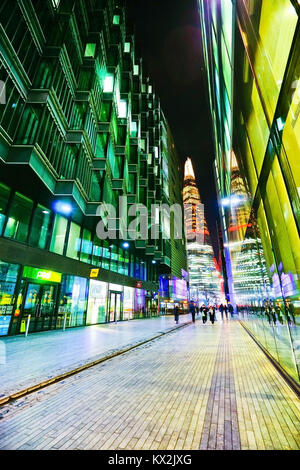 London, Regno Unito - 4 Febbraio 2017: vista degli edifici per uffici e la Shard vicino al Tower Bridge di Londra di notte il 4 febbraio 2017. Foto Stock
