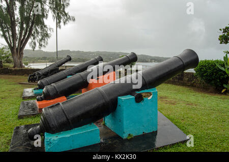 Cannone storico di segnalare al mare al diciottesimo secolo Fort James sulla costa caraibica di Tobago Trinidad e Tobago. Il forte fu usato Foto Stock