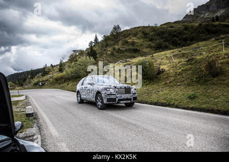 Nuova Rolls Royce SUV " progetto Cullinan" sulla prova delle Dolomiti italiane Foto Stock