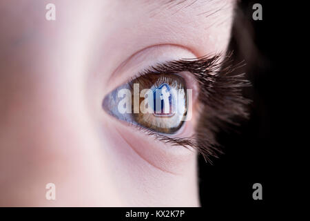 Buenos Aires, Argentina 17. Abril 2013 : Close up di una ragazzina di navigare su internet - guardando la schermata con il logo di Facebook riflessione Foto Stock