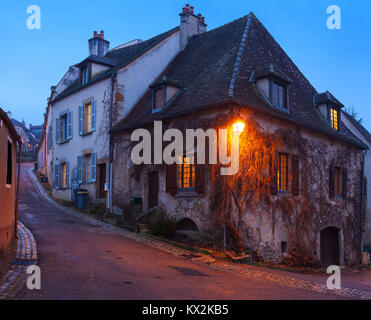 Una delle più antiche strade nella città medievale di Semur en Auxois, Borgogna, Francia. Foto Stock