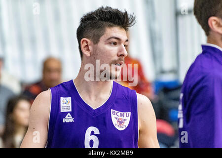 Dicembre 23, 2017: Marius Ciotlaus #6 (BCMU FC Arges Pitesti) durante la LNBM - Uomini National Basketball League tra il CSM Steaua Bucarest BCMU vs FC Arges Pitesti presso la Sala Regimentul de Garda 'Mihai Viteazul', Bucarest, Romania ROU. Copyright: Cronos/Catalin Soare Foto Stock