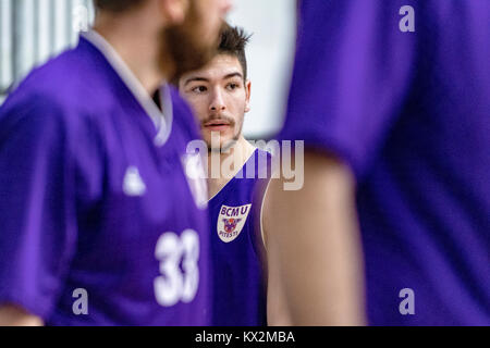 Dicembre 23, 2017: Marius Ciotlaus #6 (BCMU FC Arges Pitesti) durante la LNBM - Uomini National Basketball League tra il CSM Steaua Bucarest BCMU vs FC Arges Pitesti presso la Sala Regimentul de Garda 'Mihai Viteazul', Bucarest, Romania ROU. Copyright: Cronos/Catalin Soare Foto Stock