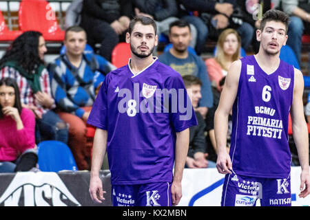 Dicembre 23, 2017: Mihai Caprarescu #8 (BCMU FC Arges Pitesti) e Marius Ciotlaus #6 (BCMU FC Arges Pitesti) durante la LNBM - Uomini National Basketball League tra il CSM Steaua Bucarest BCMU vs FC Arges Pitesti presso la Sala Regimentul de Garda 'Mihai Viteazul', Bucarest, Romania ROU. Copyright: Cronos/Catalin Soare Foto Stock