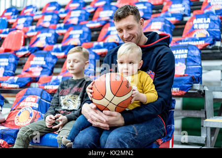 Dicembre 23, 2017:Marius Runkauskas #22 (CSM Steaua Bucarest) con i suoi bambini prima dell'inizio dell'LNBM - Uomini National Basketball League tra il CSM Steaua Bucarest BCMU vs FC Arges Pitesti presso la Sala Regimentul de Garda 'Mihai Viteazul', Bucarest, Romania ROU. Copyright: Cronos/Catalin Soare Foto Stock