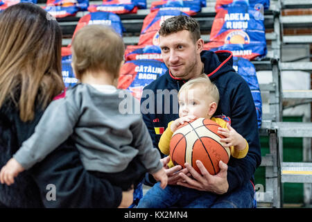 Dicembre 23, 2017:Marius Runkauskas #22 (CSM Steaua Bucarest) con i suoi bambini prima dell'inizio dell'LNBM - Uomini National Basketball League tra il CSM Steaua Bucarest BCMU vs FC Arges Pitesti presso la Sala Regimentul de Garda 'Mihai Viteazul', Bucarest, Romania ROU. Copyright: Cronos/Catalin Soare Foto Stock