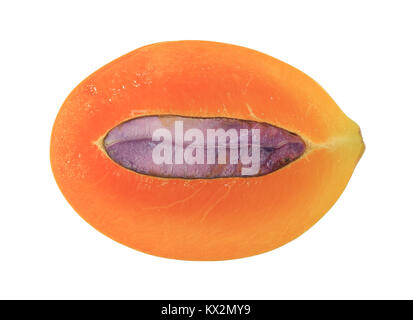 Close-up di fresche e mature prugna Mariano frutta tagliata a metà con sementi isolati su sfondo bianco Foto Stock