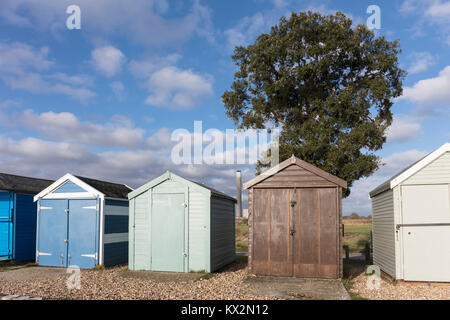 Spiaggia di capanne, Fawley Power Station, Calshot, Solent, Southampton, Hampshire, Inghilterra, Regno Unito Foto Stock