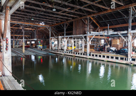 Estremamente alta marea all'interno della Britannia Boat Yard edificio di Steveston, vicino a Vancouver, Canada Foto Stock