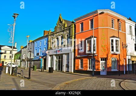 Una collezione di variopinti edifici restaurati a Bridgend Town Center, S.Galles Foto Stock