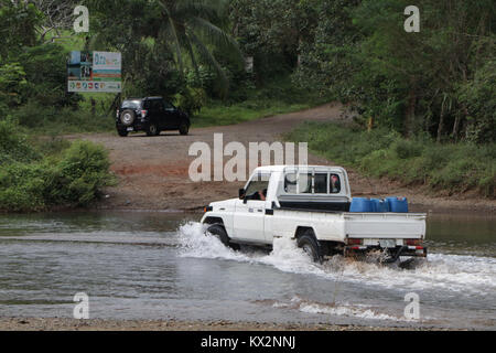 Auto Varcando il fiume vicino a Drake Bay Costa Rica Osa Peninsula Foto Stock