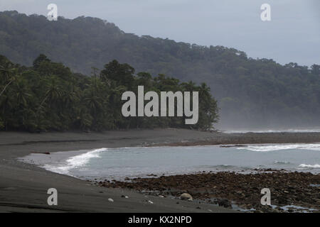 Escursionista sulla spiaggia Corcovado National Park Costa Rica Osa Peninsula Foto Stock