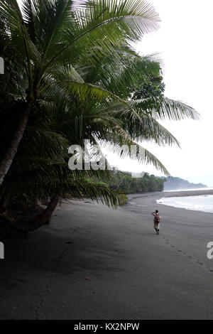 Escursionista sulla spiaggia Corcovado National Park Costa Rica Osa Peninsula Foto Stock