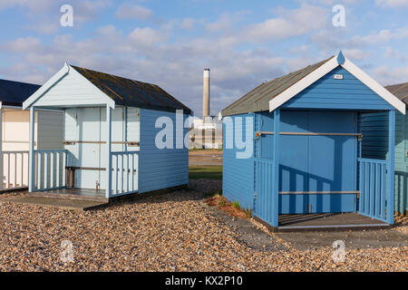 Spiaggia di capanne, Fawley Power Station, Calshot, Solent, Southampton, Hampshire, Inghilterra, Regno Unito Foto Stock