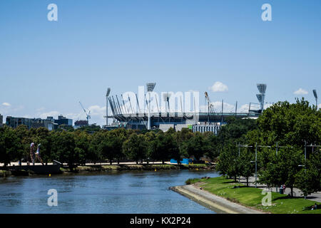 Il fiume Yarra e il Melbourne Cricket Ground (MCG), Melbourne, Victoria, Australia. Il Melbourne Cricket Ground (MCG), noto anche come "l'G', è Foto Stock