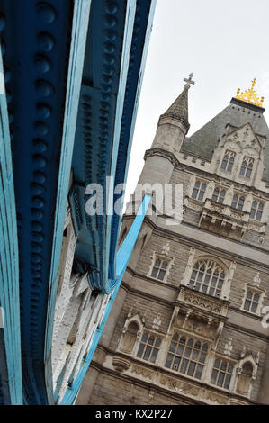 Un insolito o diversa angolazione o punto di vista del famoso e struttura iconica del Tower Bridge sul fiume Tamigi nel centro di Londra. Punti di riferimento della città. Foto Stock