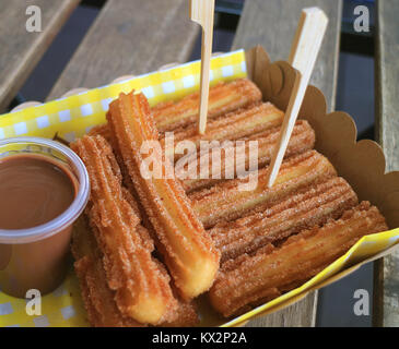 Lo spagnolo cannella Churros al cioccolato con salsa di immersione Foto Stock