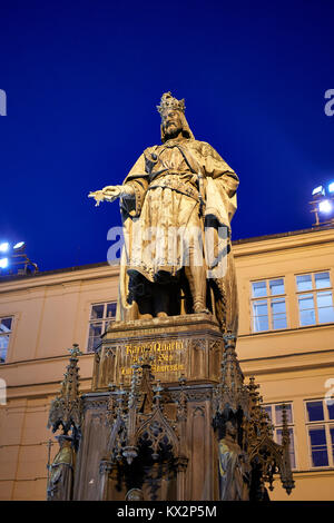 Statua di re Carlo IV (Karolo Quarto) al di fuori di Charles Bridge Museum, Praga, luce della sera Foto Stock