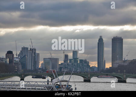 Londra, Inghilterra - dicembre 18 , 2017 il ponte sul fiume Tamigi che si affaccia sulla città Foto Stock