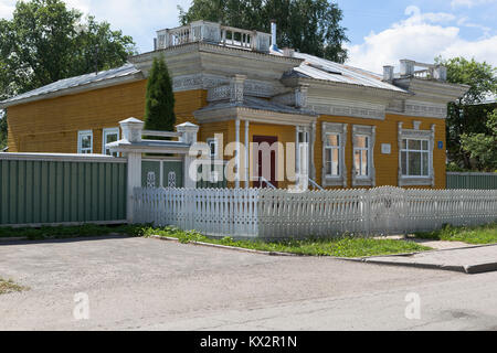 Vologda, Russia - 15 Giugno 2016: casa in legno con ornamenti intagliati costruita nel XIX secolo su Mayakovsky Street nella città di Vologda Foto Stock