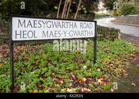 Bi-lingue street nome sign in gallese e inglese. Gilwern, Abergavenny, Galles GB, Regno Unito Foto Stock