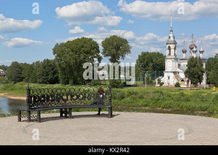 Banco fucinato con l'iscrizione ", pookaem' lungo gli argini dei fiumi e la vista della Chiesa della Candelora del Signore nella città di Vologda, Russia Foto Stock