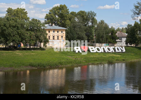 Vologda, Russia - 15 Giugno 2016: Arte oggetto con la scritta "Io amo Vologda' sulla banca del fiume di Vologda Foto Stock