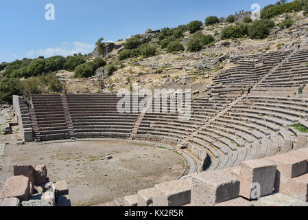 Vista parziale del teatro antico di Assos nortwestern in Turchia Foto Stock