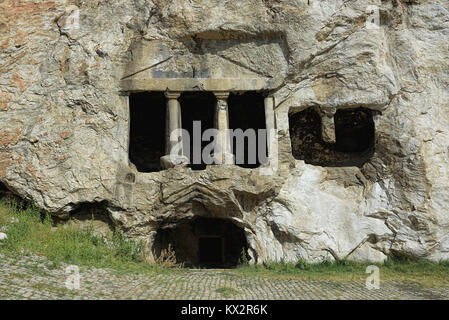 Rocce scolpite tombe degli antichi re Iskilip in Turchia Foto Stock