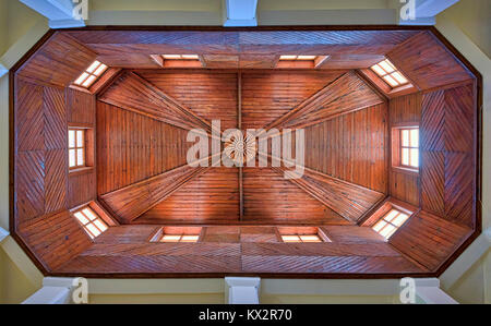 Soffitto in legno particolare di un edificio art deco a Canakkale Turchia Foto Stock