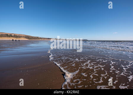 Percorsi di grande scogliera di Tor in dune di Nicholaston Burrows, Oxwich Bay, Penisola di Gower, South Wales, Regno Unito. Foto Stock