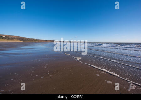 Percorsi di grande scogliera di Tor in dune di Nicholaston Burrows, Oxwich Bay, Penisola di Gower, South Wales, Regno Unito. Foto Stock