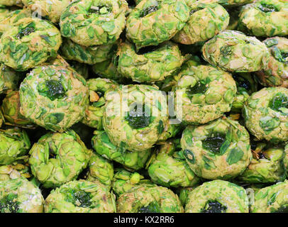 Sfondo di molti dolci fatti con mandorle dolci con frutta candita e pistacchi verdi Foto Stock