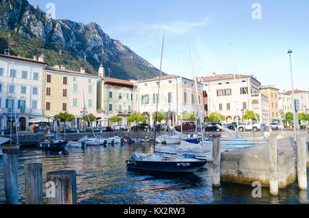 GARGAGNO, LAGO DI GARDA, Italia. Il 24 ottobre 2017. Piccole barche ormeggiate giacente fino ad autunno nel piccolo porto presso il villaggio sul lago di Gargagno, Foto Stock