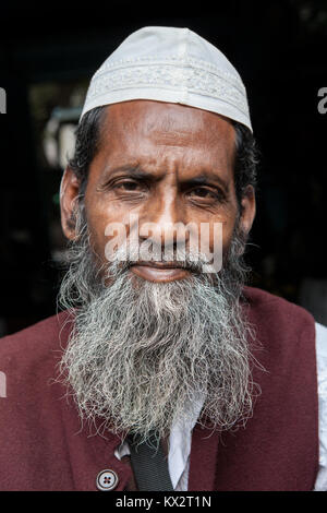 Un ritratto di un uomo musulmano che indossa un taqiyah nella città di Lucknow, India Foto Stock