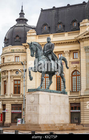 Statua di re Carol ho montato a cavallo al di fuori della Biblioteca Centrale Università, Università di Bucharest, Bucarest, la capitale della Romania Foto Stock