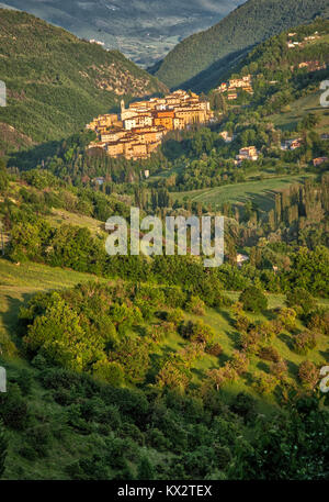 Vista di preci un piccolo villaggio in Umbria Italia Foto Stock