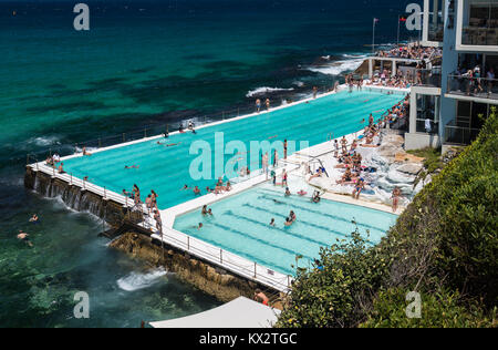 La gente del posto e i turisti in un momento di relax a Bondi iceberg, Bondi, Spiaggia, Sydney, Australia. Foto Stock