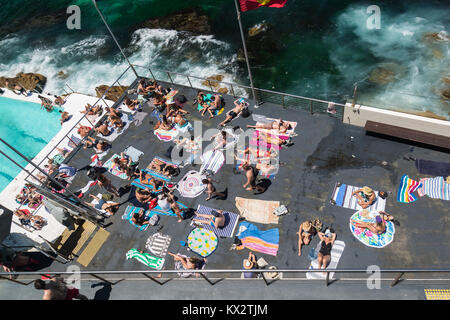 La gente del posto e i turisti in un momento di relax a Bondi iceberg, Bondi, Spiaggia, Sydney, Australia. Foto Stock