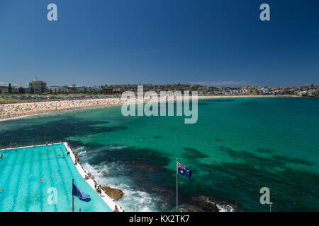 La gente del posto e i turisti in un momento di relax a Bondi iceberg, Bondi, Spiaggia, Sydney, Australia. Foto Stock