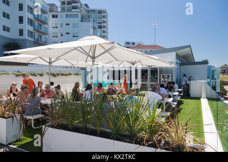 La gente del posto e i turisti in un momento di relax a Bondi iceberg, Bondi, Spiaggia, Sydney, Australia. Foto Stock