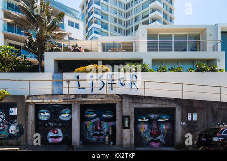 Appartamenti di lusso che si affaccia la spiaggia di Bondi, con graffiti, Sydney, Australia Foto Stock